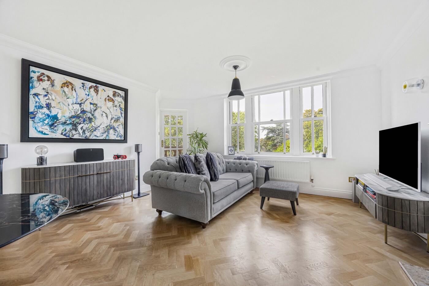 2 bed property in Remenham Hill, Henley-On-Thames